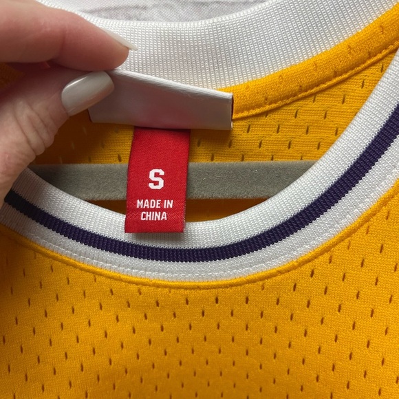 Los Angeles Lakers Magic Johnson Mitchell & Ness Retired Player Jersey - Picture 6 of 9